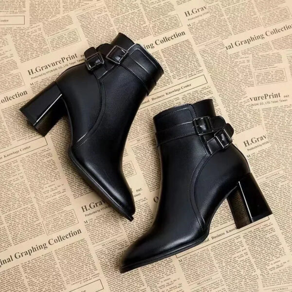 Bota Feminina Monocromática com Salto Robusto e Ziper Lateral - Imagem 2