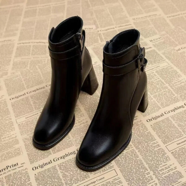 Bota Feminina Monocromática com Salto Robusto e Ziper Lateral - Imagem 5
