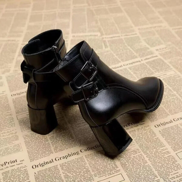 Bota Feminina Monocromática com Salto Robusto e Ziper Lateral - Imagem 3