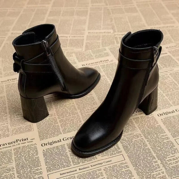 Bota Feminina Monocromática com Salto Robusto e Ziper Lateral - Imagem 4