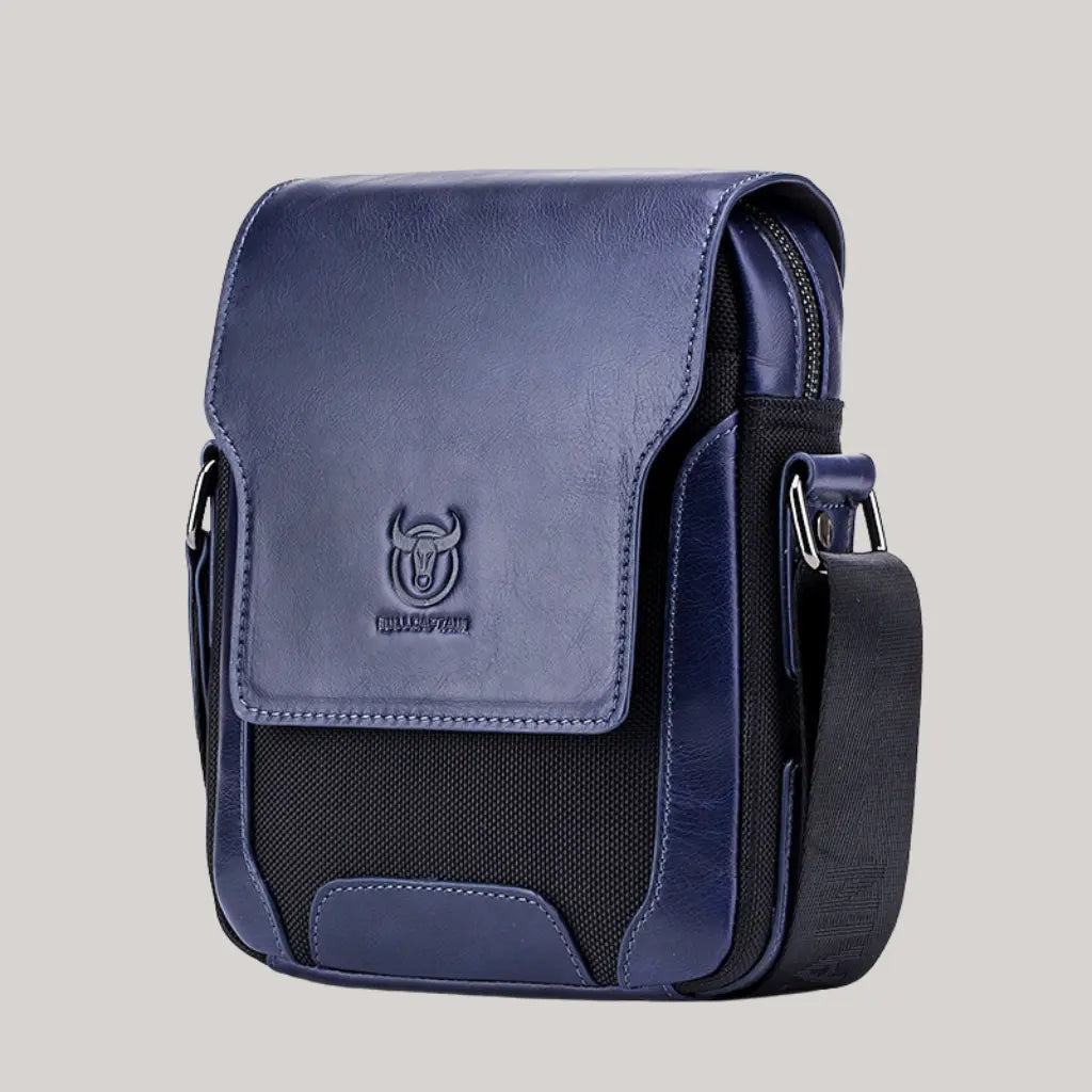 Shoulder Bag Masculina em Couro com Bolso Frontal Bullcaptain | Vittorio